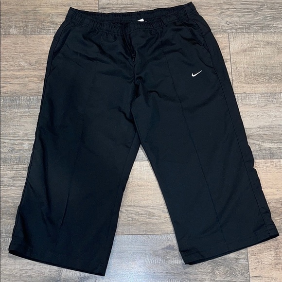 Nike Pants - Black Nike Capri Pants ✨